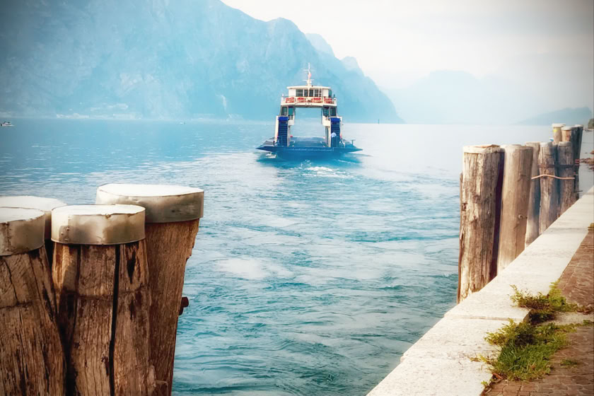 Fähre Gardasee bei Roadcaptain.one Alpen Klassik